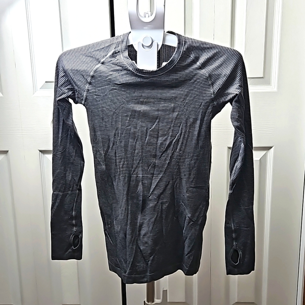Women's Lululemon Size 4 Swiftly Tech Black/Grey Stripe Thumbholes